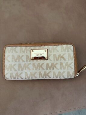Michael Kors Signature MK Zip Around Wallet in Beige/Tan